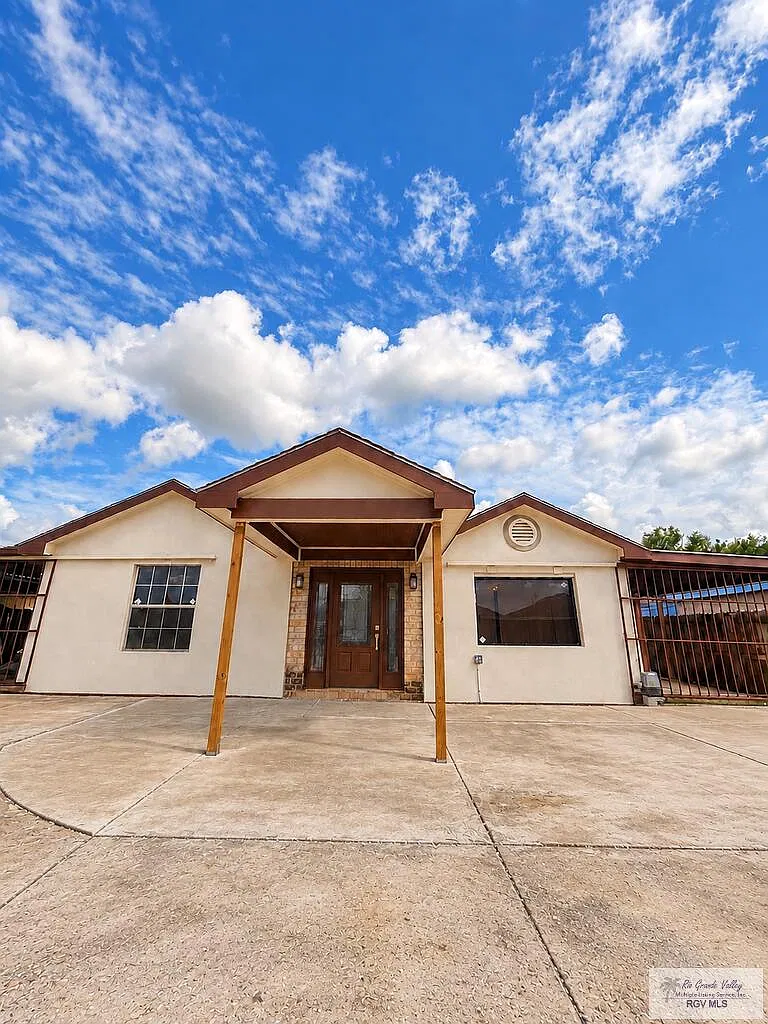 3 bed, 2.0 bath, 1352 sqft, $2,000 — Photo 1