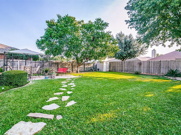 204 Lochwood Dr — Photo 25