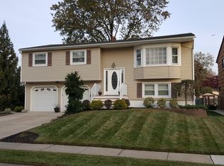 8 Ridgedale Pl, Woodbridge, NJ 07095