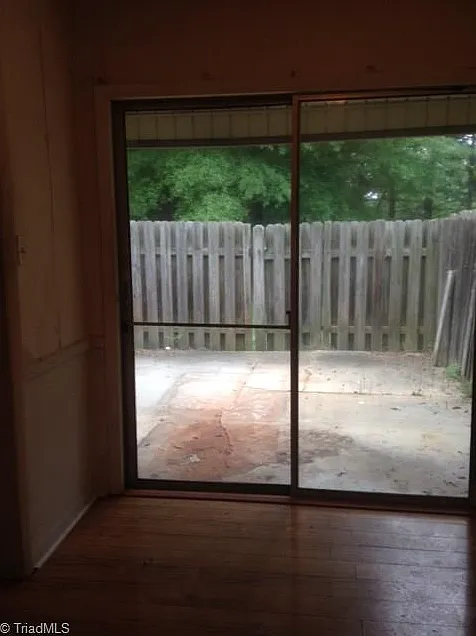 2 bed, 1000 sqft, $1,200 — Photo 2