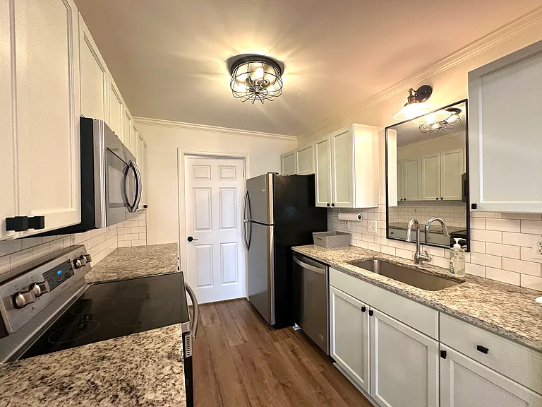 4033 Berkshire Dr — Photo 6