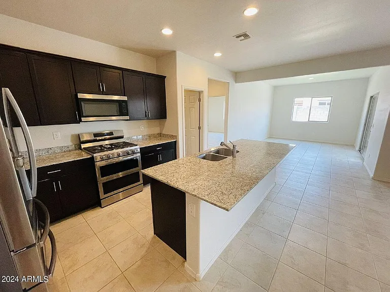 43691 W Yucca Ln — Photo 10