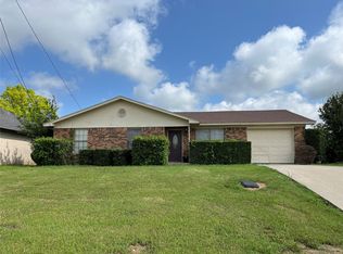 905 Thompson St, Runaway Bay, TX 76426