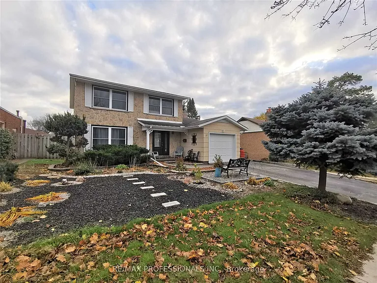 77 Roseneath Cres — Photo 1