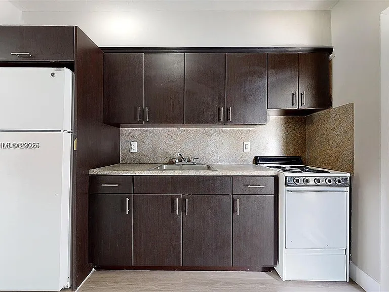 891 SW 5th St #2 — Photo 7