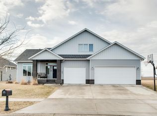 657 Westminster Dr, Moorhead, MN 56560