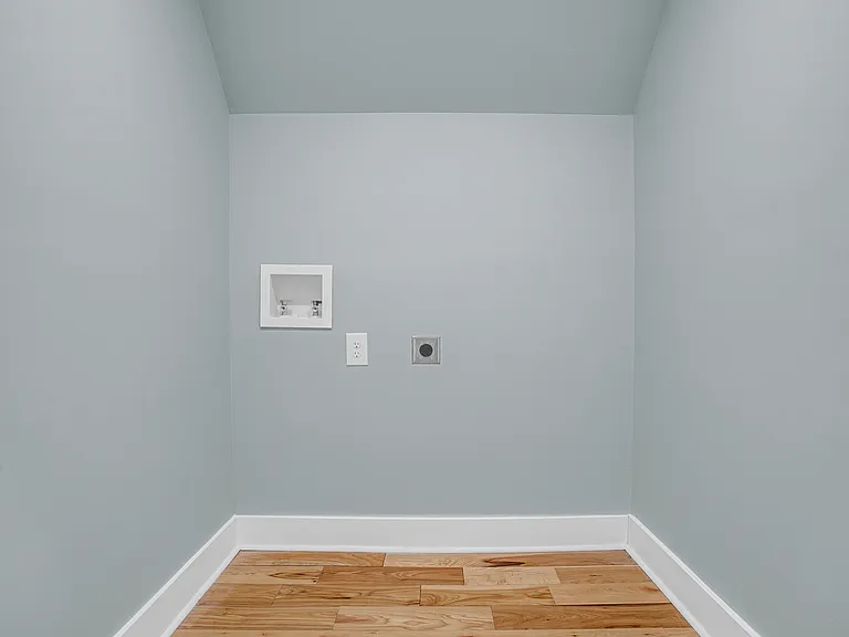 Upstairs washer/dryer hookups