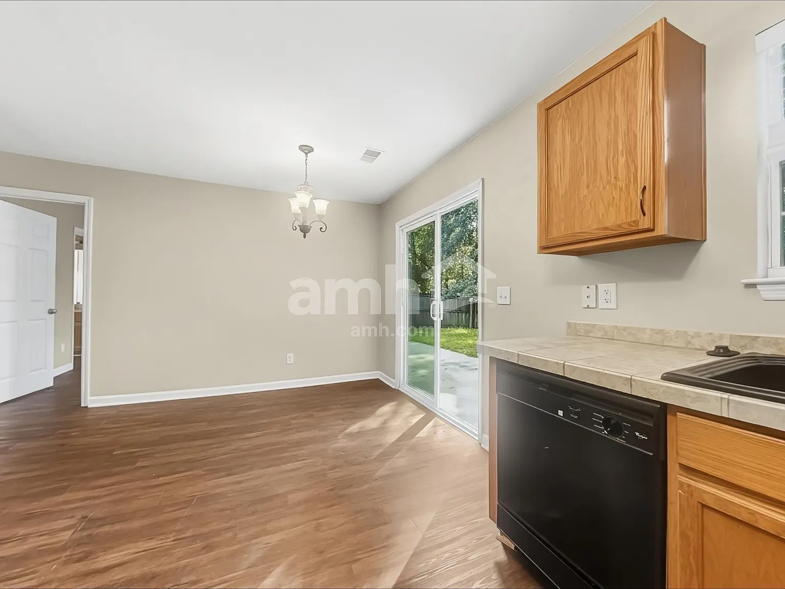 4 bed, 2.0 bath, 1600 sqft, $2,320 — Photo 3