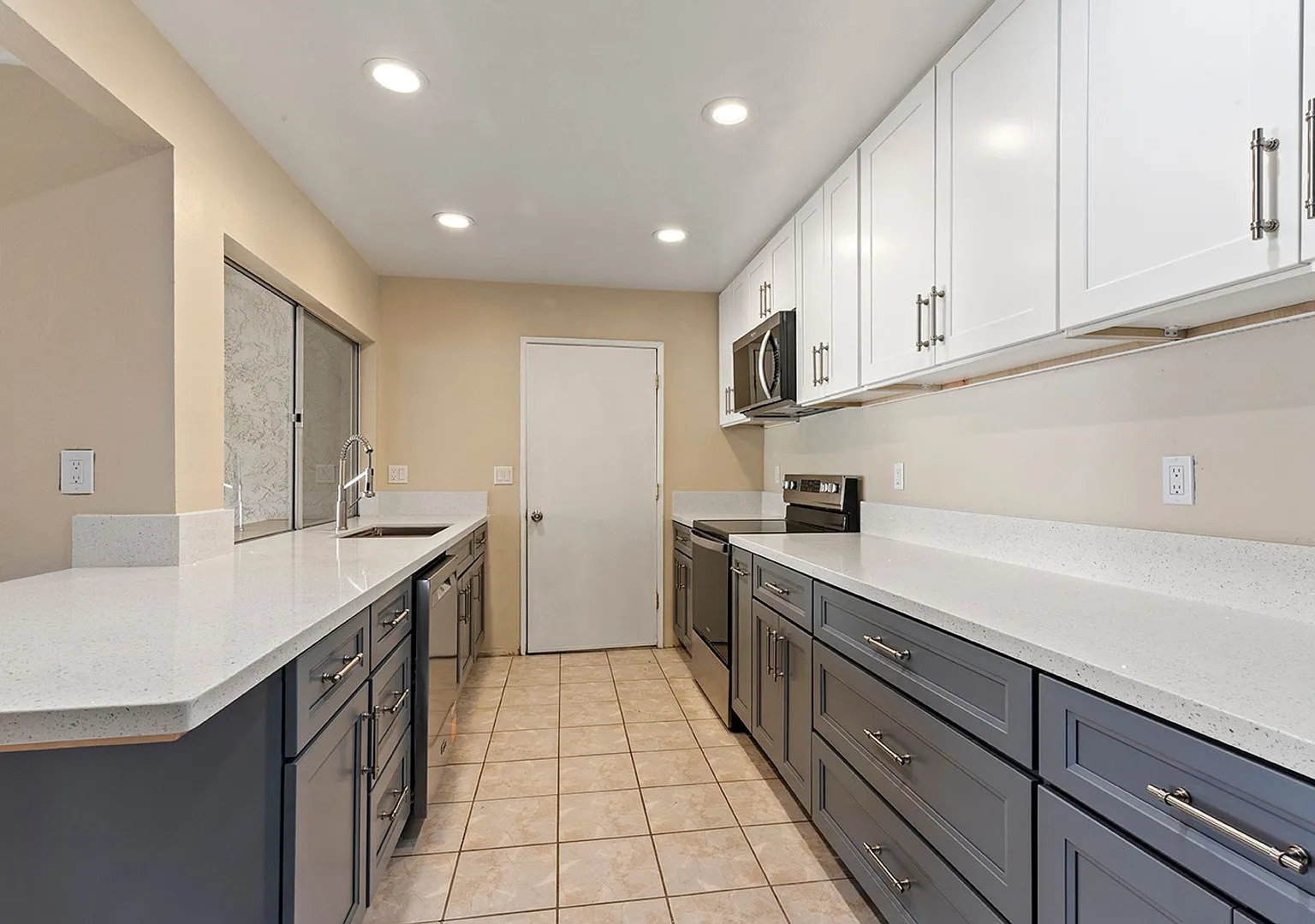 Charming 3 bed 2.5 bath Townhome! — Photo 2