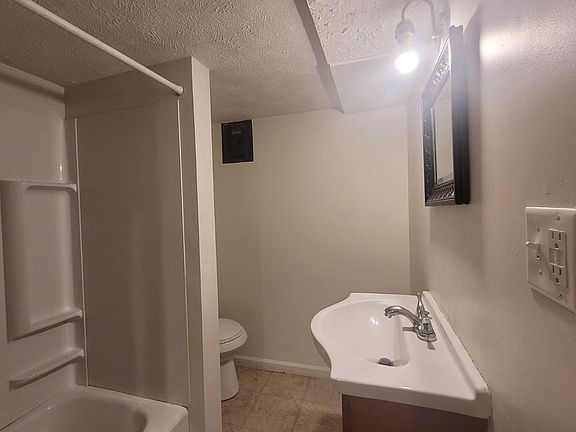 4th image of 320 S Cleburn St APT 5