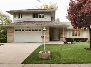 1717 E Aztec Ln, Mount Prospect, IL 60056