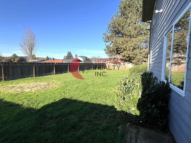 2047 40th Ave — Photo 12