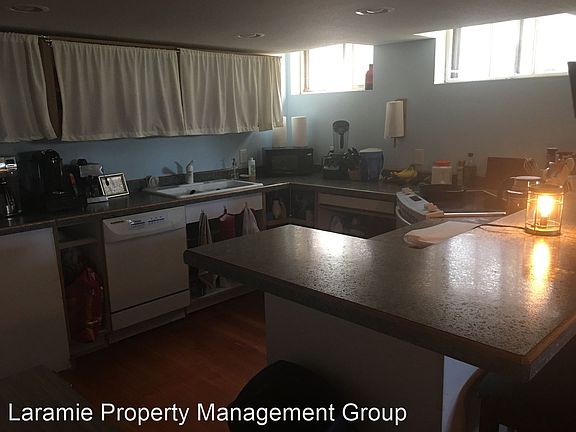 2nd image of 916 1/2 E Grand Ave