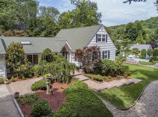 12 Turkey Ln, Cold Spring Harbor, NY 11724