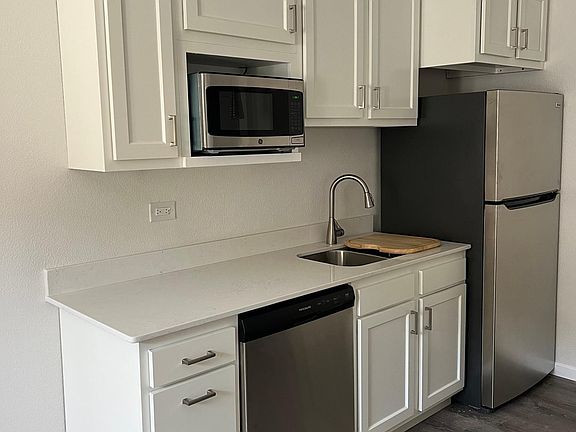 3rd image of 1601 Pennsylvania St NE #U9