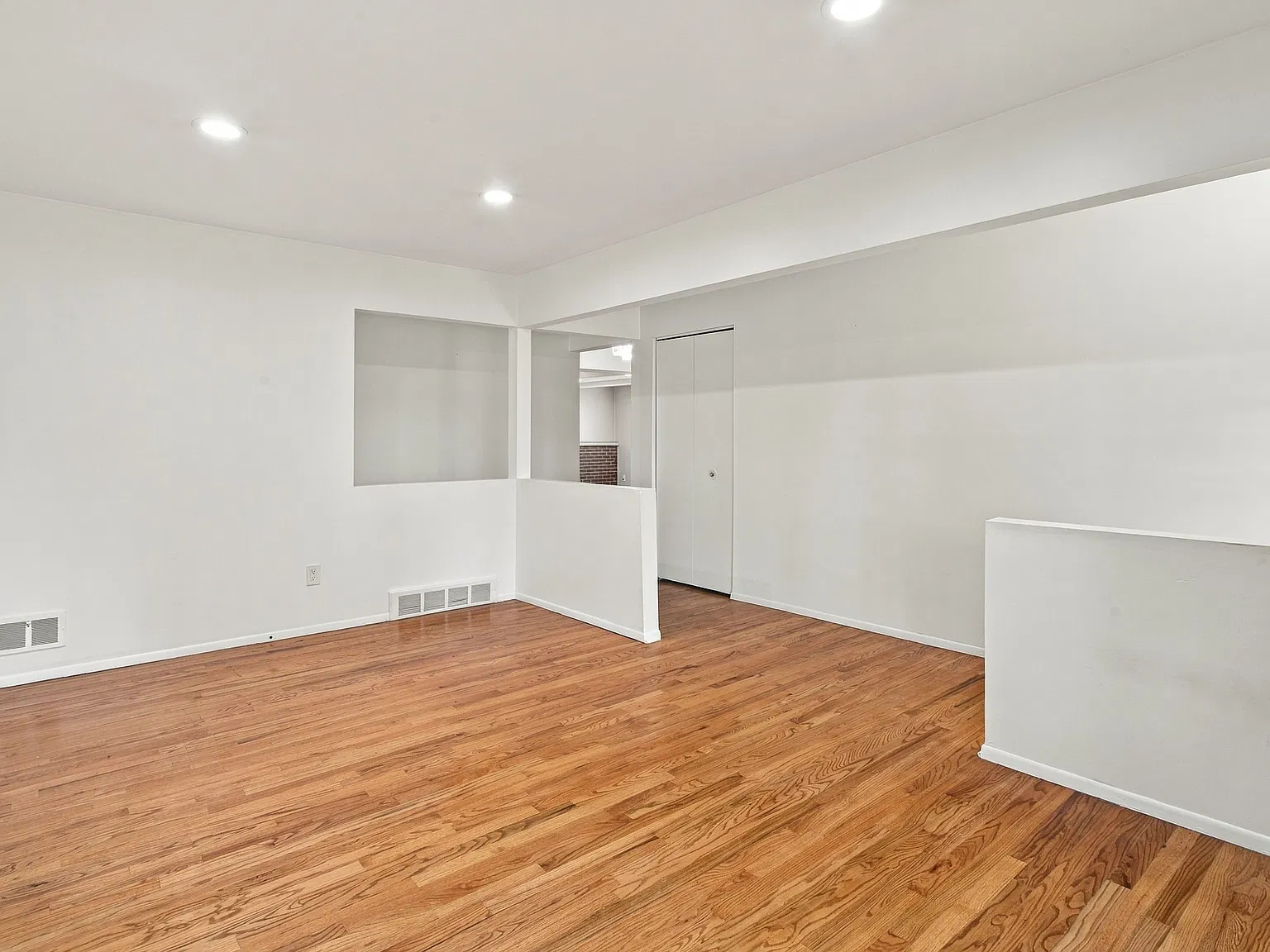 3 bed, 1.5 bath, 1464 sqft, $2,100 — Photo 4