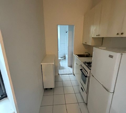 3rd image of 540 E 6th St #A