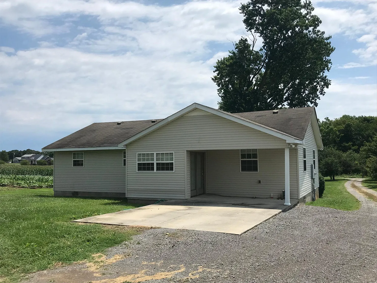 3 bed, 1.5 bath, 1261 sqft, $1,600 — Photo 2