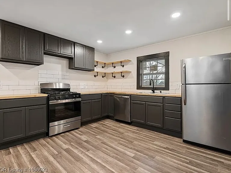 211 W Houston St — Photo 4