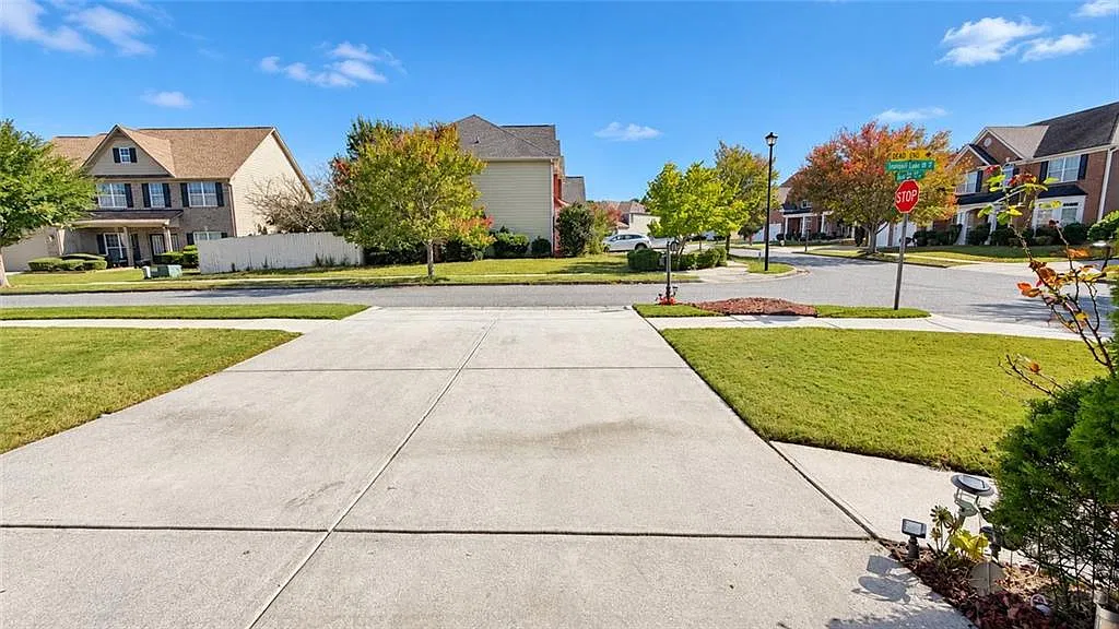 4 bed, 2.5 bath, 3132 sqft, $2,600 — Photo 3