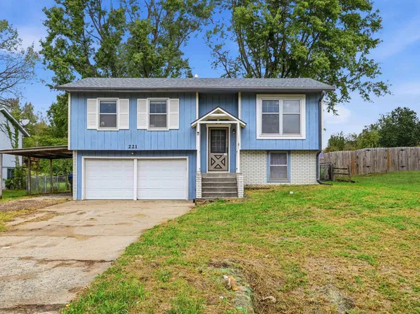 221 W 6th St, Auburn, KS 66402