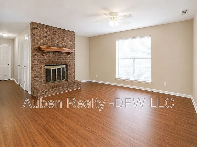 1915 Spindletop Dr — Photo 6