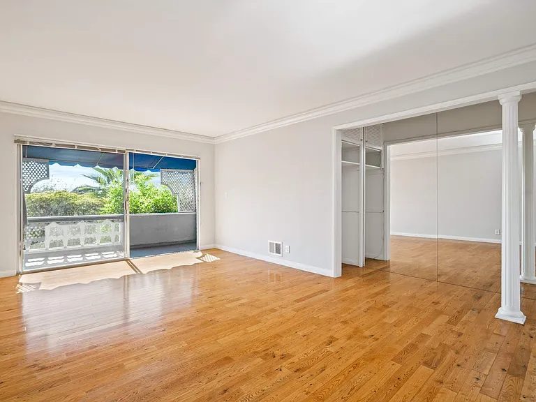 1323 N Olive Dr — Photo 22