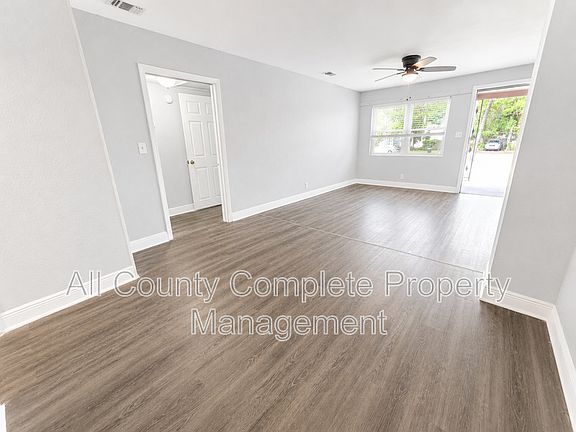 4th image of 4918 N Pearl St