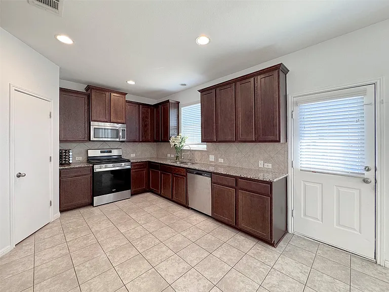 251 Triumph Rd — Photo 9