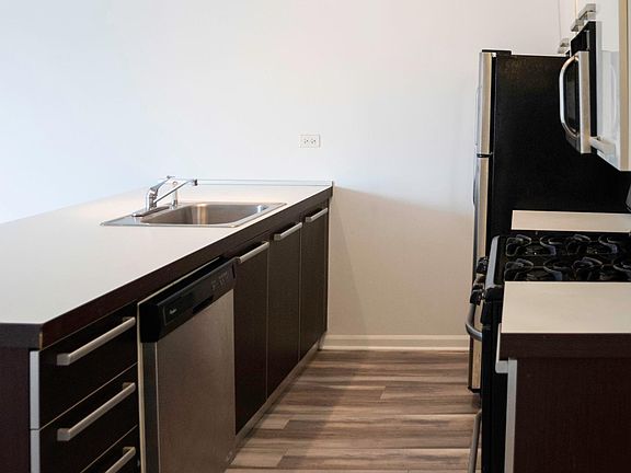 3rd image of 1544 W Glenlake Ave APT 4F