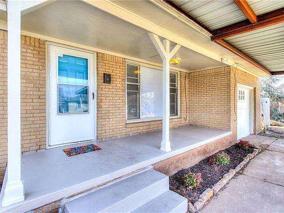 Large Covered porch perfect for Morning Coffee!