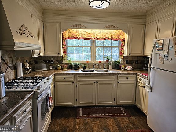 3rd image of 613 Old Macon Rd