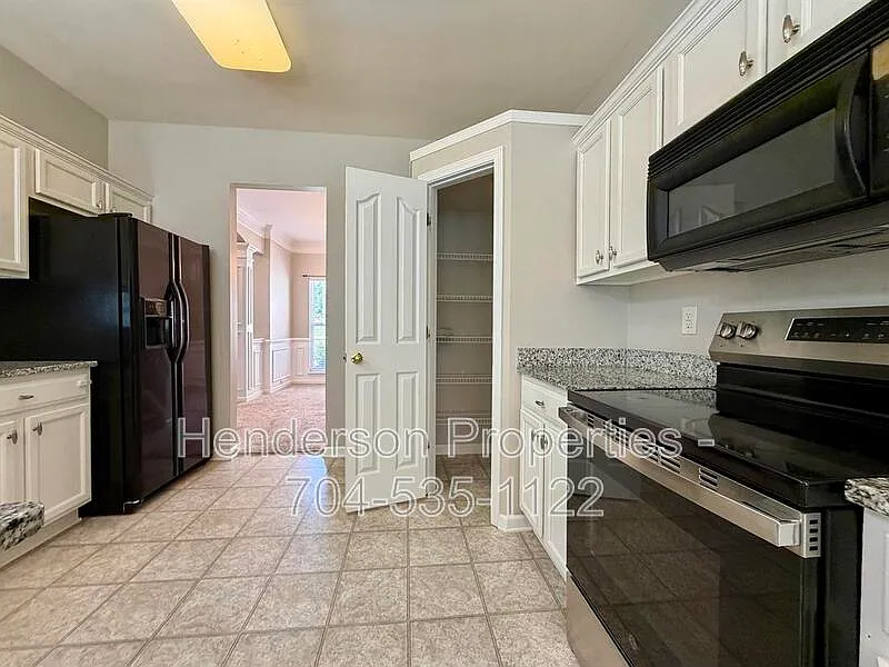 3 bed, 2.0 bath, 1959 sqft, $2,300 — Photo 4