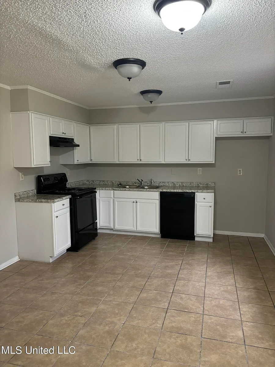Building Photo - 5840 Gray Cv