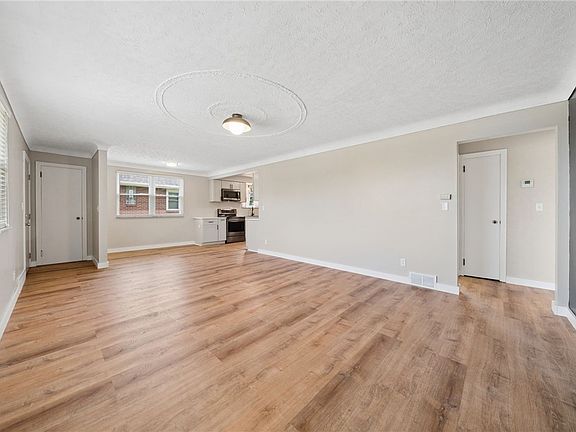 4th image of 25 Magee Dr
