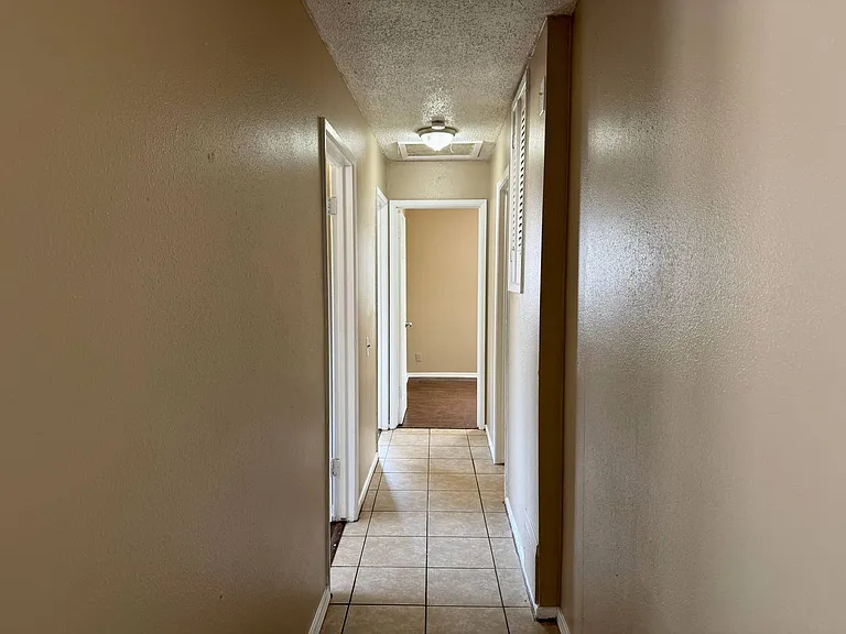 1502 Parkdale Dr — Photo 9