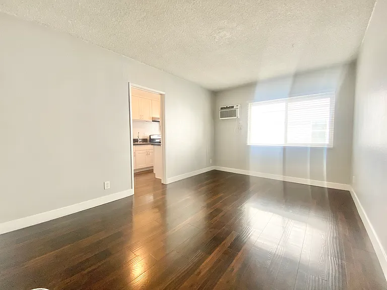 5555 Carlton Way Property — Photo 2