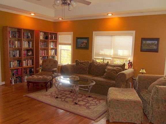 3rd image of 214 Wisteria Dr