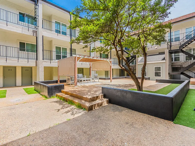 Courtyard Condos — Photo 18