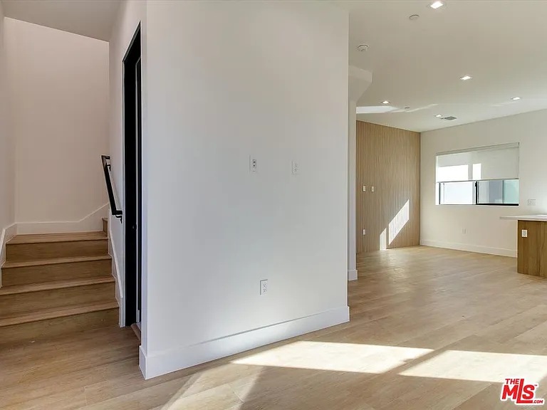 2817 1/2 S Redondo Blvd — Photo 15