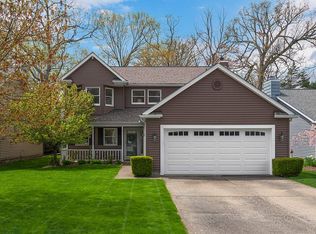 578 Red Oak Ln, Bay Village, OH