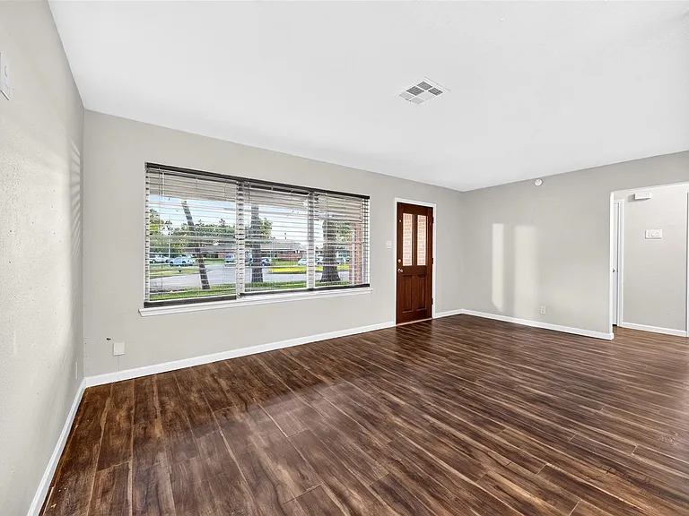 530 Globe St — Photo 15