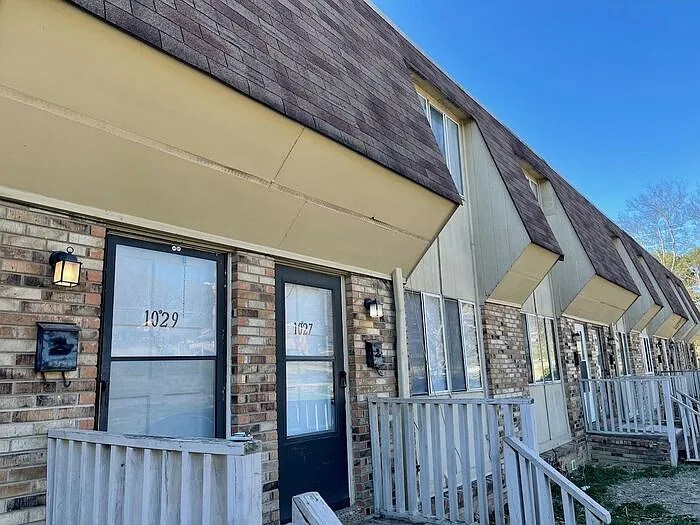 1029 Harold Dr — Photo 4
