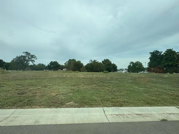 2220-2222 E Plaza Ct, Haysville, KS 67060
