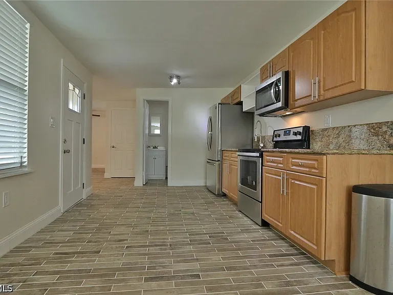 11 California Rd — Photo 10