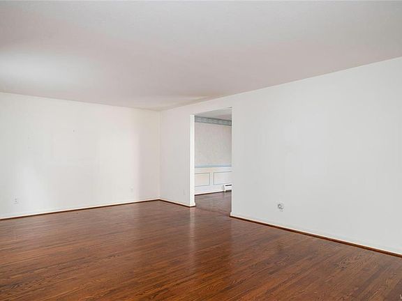3rd image of 17 Carriage Cir