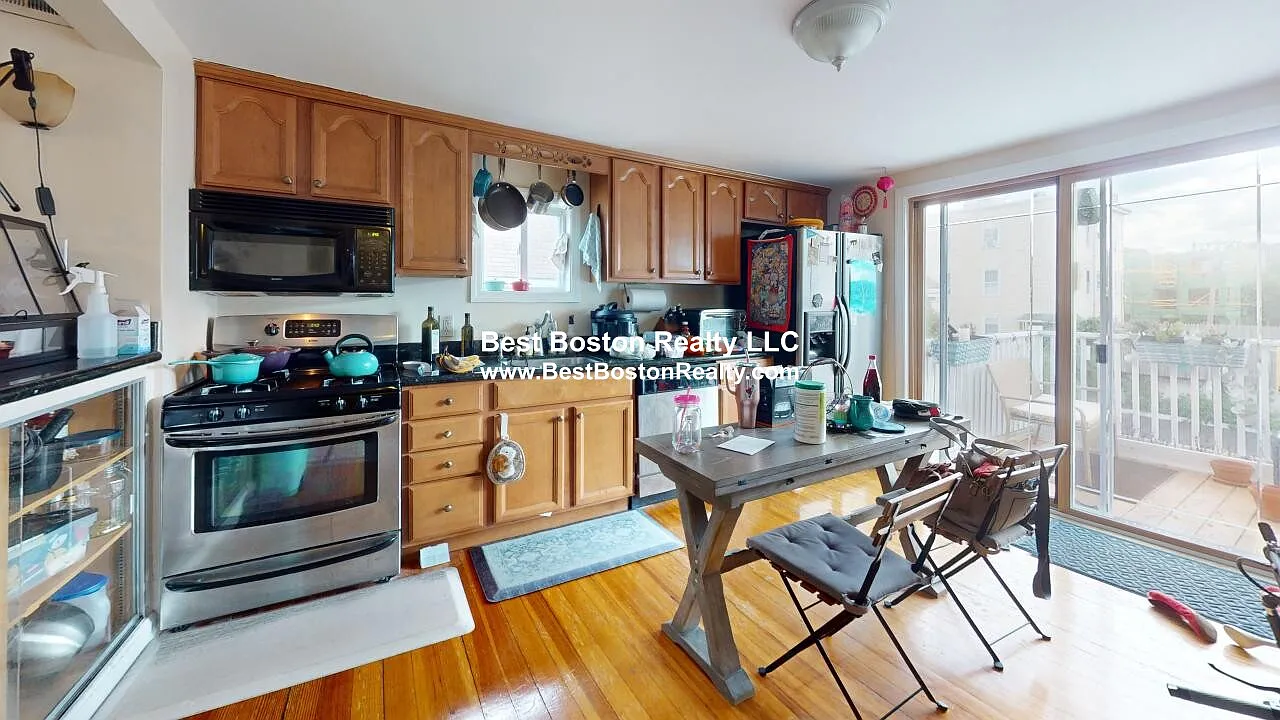 2 bed, 1.0 bath, 1000 sqft, $3,660 — Photo 1