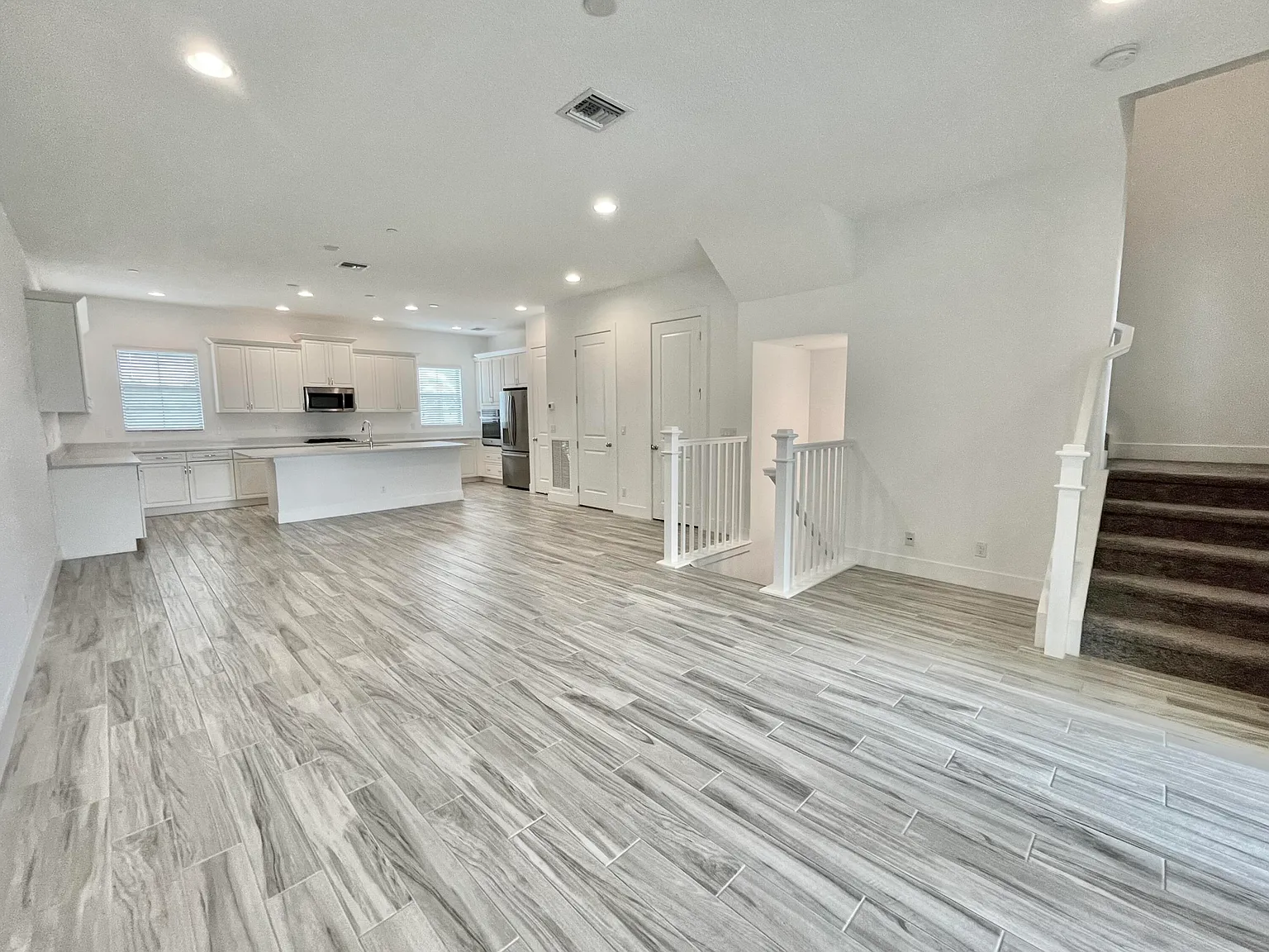 4 bed, 3.5 bath, 2252 sqft, $5,400 — Photo 2