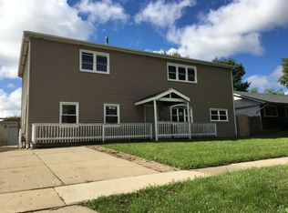 423 Robinhood Dr, Streamwood, IL 60107