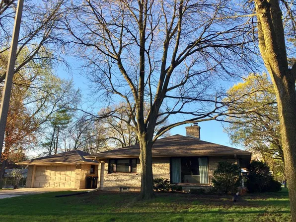 1674 N 118th St, Wauwatosa, WI 53226